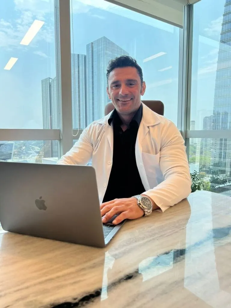 Prof. Dr. Felipe Donatto em atendimento